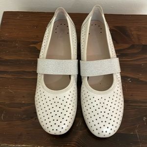 Mephisto Billie Perf Pearly White MJ Sneaker Flats. Like New perforated leather